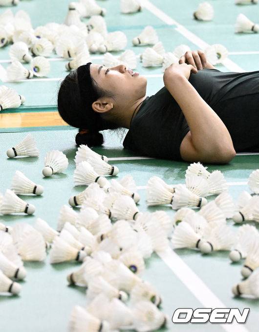 [OSEN=진천, 이대선 기자] 17일 충북 진천선수촌에서 대한민국 배드민턴 국가대표팀 미디어데이가 열렸다.배드민턴 대표팀 안세영이 훈련 후 휴식을 취하고 있다. 2025.06.17 /sunday@osen.co.kr