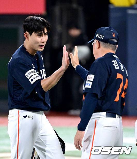 [OSEN=수원, 최규한 기자] 프로야구 한화 이글스가 18일 수원KT위즈파크에서 열린 2025 신한 SOL뱅크 KBO리그 KT 위즈와의 시즌 9차전에서 5-0으로 승리했다.&nbsp;후반기 첫 경기를 승리로 장식한 선두 한화는 최근 7연승, 원정경기 4연승을 달리며 시즌 53승 2무 33패를 기록했다. 반면 최근 3연승, 금요일 6연승이 좌절된 5위 KT는 45승 3무 42패가 됐다.&nbsp;한화 선발 폰세는 6이닝 2피안타 2사사구 8탈삼진 무실점 98구 위력투로 시즌 12승(무패)째를 챙겼다.경기를 마치고 한화 김경문 감독과 심우준이 인사를 나누고 있다. 2025.07.18 / dreamer@osen.co.kr