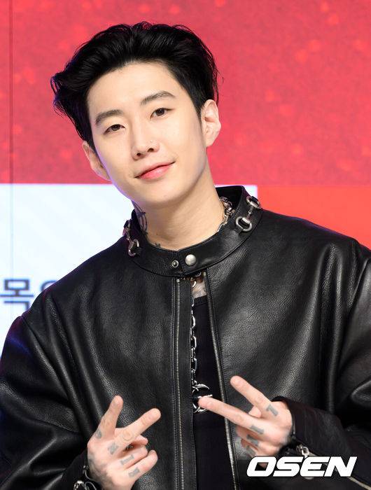 [OSEN=지형준 기자] 15일 오전 서울 강남구 논현동 엘리에나호텔에서 Mnet '쇼미더머니12' 제작발표회가 열렸다.'쇼미더머니12'는 2012년 첫 방송 이후 수많은 스타 래퍼와 히트곡을 배출해온 대한민국 대표 힙합 서바이벌 프로그램 '쇼미더머니'의 열두 번째 시즌이다. 역대 최다 지원자, 최다 회차, OTT 플랫폼 확장이라는 변화를 통해 한층 확장된 스케일을 예고하고 있다.&nbsp;박재범이 포토타임을 하고 있다. 2026.01.15 / jpnews@osen.co.kr