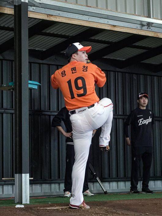 욕을 할 정도야? 왕옌청, 첫 불펜피칭 어땠나…류현진-문동주 지켜보는 앞 벌써 '80구' 던졌다