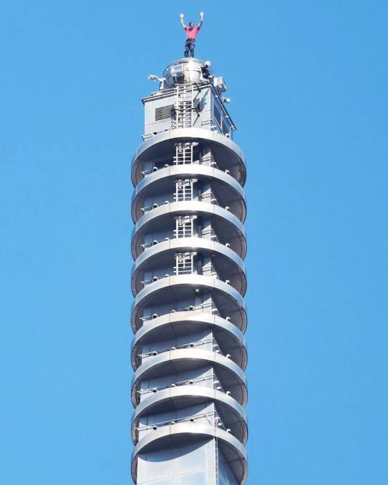 그는 높이 500여 미터에 이르는 빌딩 꼭대기까지 1시간 30여 분 걸려 올랐다. 사진=게티이미지