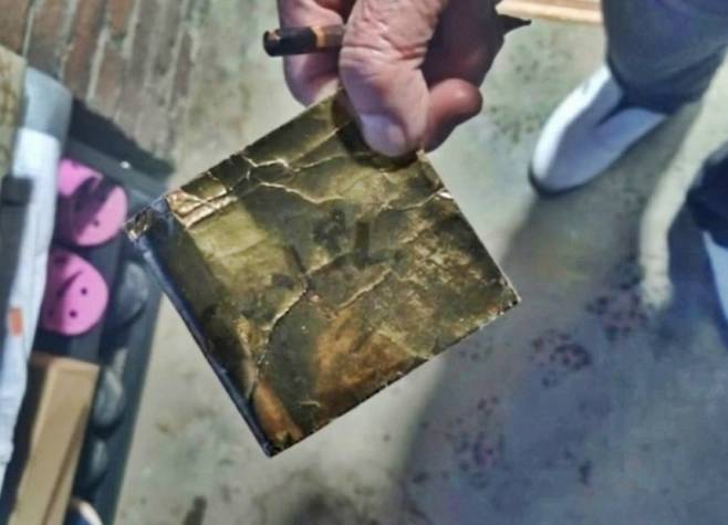 손주가 준 용돈 100만원을 길거리에서 분실한 80대 노인이 경찰관의 도움으로 현금을 되찾은 사연이 알려졌다. 사진은 용돈이 들어있던 금색 봉투. 2026.1.28 김포경찰서 제공