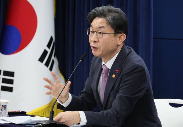 이억원 금융위원장이 28일 서울 종로구 정부서울청사에서 출입기자단 월례 간담회를 하고 있다. 연합뉴스