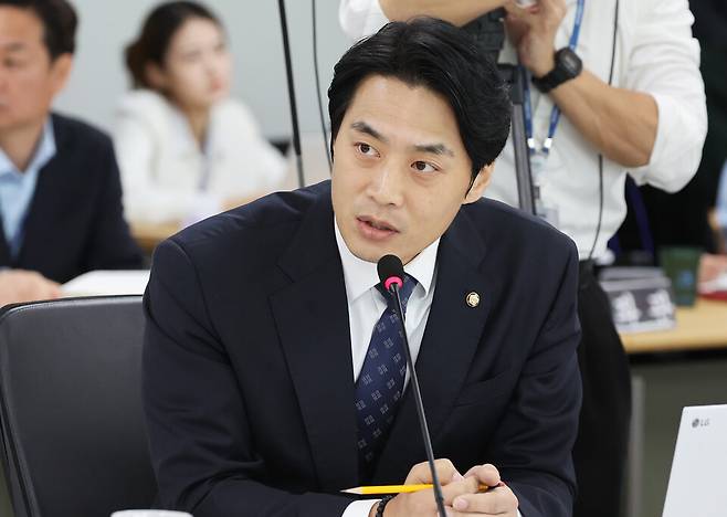 2025년 10월20일 경기도 수원시 영통구 경기도청에서 열린 국회 국토교통위원회의 경기도에 대한 국정감사에서 한준호 더불어민주당 의원이 질의하고 있다. ⓒ연합뉴스