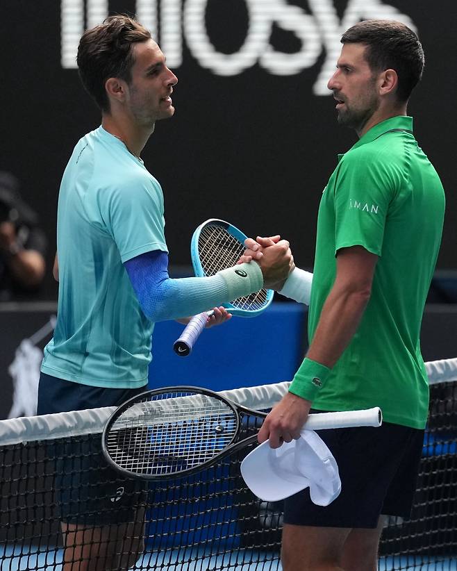 0-2로 뒤지고 있던 조코비치, 무세티 부상으로 행운의 호주오픈 4강행