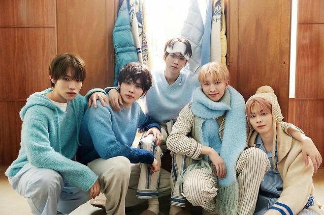 28일 보이그룹 파우가 새 싱글 ‘컴 트루’로 연내 첫 컴백에 나섰다. 수록된 2개 곡 가운데 ‘저스트 고’는 리더 요치가 직접 작사·작곡한 곡으로 멤버들이 한계에 부딪힐 때마다 입버릇처럼 하던 말 “그래도 해야지”에서 비롯됐다. 사진제공 | 그리드 엔터테인먼트