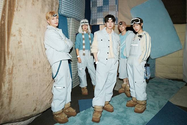 28일 보이그룹 파우가 새 싱글 ‘컴 트루’로 연내 첫 컴백에 나섰다. 수록된 2개 곡 가운데 ‘저스트 고’는 리더 요치가 직접 작사·작곡한 곡으로 멤버들이 한계에 부딪힐 때마다 입버릇처럼 하던 말 “그래도 해야지”에서 비롯됐다. 사진제공 | 그리드 엔터테인먼트