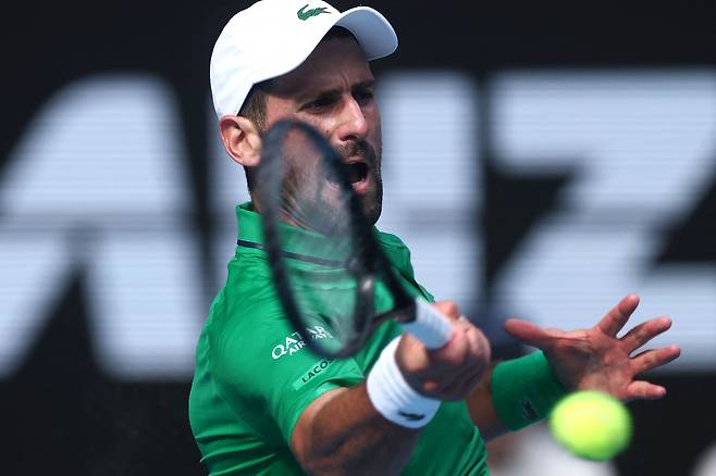 노바크 조코비치가 28일 호주 멜버른에서 열린 로렌초 무세티오의 호주오픈 남자 단식 8강에서 포핸드를 치고 있다.    멜버른 | AFP연합뉴스