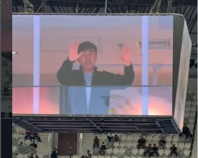 신태용 전 인도네시아 감독이 27일 풋살 아시안컵 한국-인도네시아전 도중 전광판에 잡히자 팬들에게  인사하고 있다. 오케존 SNS
