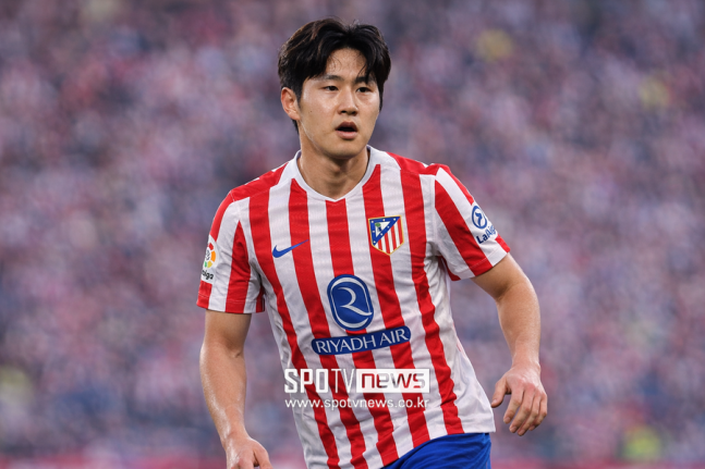 ▲ 이강인은 자신을 높게 평가하지만 로테이션 자원으로 분류하는 엔리케 감독의 종신 체제 아래 오래 남을 가능성이 갈수록 커지고 있다. 토트넘과 아틀레티코가 이강인을 향한 관심을 보였는데 엔리케 감독의 신뢰가 오히려 이적을 막고 있는 모양새다. 현재 시점만 놓고 보면 PSG는 잔류를 택했고 토트넘은 일시 중단 상태에 머물러 있다. 하지만 이 흐름은 종료가 아니라 잠정 보류에 가깝다. 감독 변수와 재계약 변수, 포지션 경쟁의 비중, 프리미어리그 시장의 수요, 한국 시장의 상업성까지 더해지며 이강인의 향후 이동 경로는 다시 관심권으로 돌아올 가능성을 품고 있다.