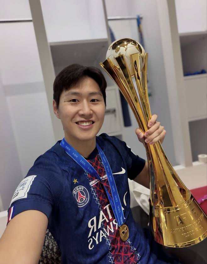 ▲ 이강인은 자신을 높게 평가하지만 로테이션 자원으로 분류하는 엔리케 감독의 종신 체제 아래 오래 남을 가능성이 갈수록 커지고 있다. 토트넘과 아틀레티코가 이강인을 향한 관심을 보였는데 엔리케 감독의 신뢰가 오히려 이적을 막고 있는 모양새다.  현재 시점만 놓고 보면 PSG는 잔류를 택했고 토트넘은 일시 중단 상태에 머물러 있다. 하지만 이 흐름은 종료가 아니라 잠정 보류에 가깝다. 감독 변수와 재계약 변수, 포지션 경쟁의 비중, 프리미어리그 시장의 수요, 한국 시장의 상업성까지 더해지며 이강인의 향후 이동 경로는 다시 관심권으로 돌아올 가능성을 품고 있다. ⓒ이강인 공식 SNS