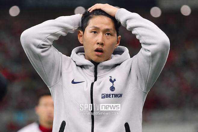 ▲ 토트넘은 단순한 관심을 넘어 구체적인 제안까지 건넸지만 파리 생제르맹의 대답은 싸늘했다. 베일리에 따르면 토트넘은 임대 형식의 영입까지 타진하며 파리 생제르맹의 문을 두드렸으나, 구단은 이강인의 잔류를 최우선으로 내세우며 협상의 여지조차 주지 않았다.&nbsp;토트넘은 이제 대안을 찾아 나서야 하지만 창의적인 패스 센스와 세트피스 정확도를 갖춘 이강인을 계속 주시할 계획이다.