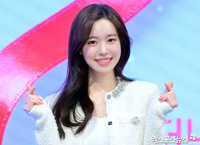 진세연이 포즈를 취하고 있다.