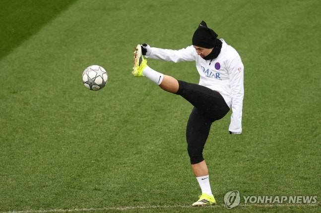 허벅지 부상으로 전열에서 이탈했던 이강인이 팀 훈련에는 복귀했으나, 다가오는 유럽축구연맹(UEFA) 챔피언스리그 경기에는 결장한다. 파리 생제르맹(PSG)은 28일(한국시간) 구단 홈페이지를 통해 29일 오전 5시 프랑스 파리의 파르크 데 프랭스에서 열리는 뉴캐슬 유나이티드(잉글랜드)와의 2025-2026시즌 UEFA 챔피언스리그 페이즈 8차전에 나설 소집 명단 20명을 발표했다. 이강인의 이름은 이번 명단에 포함되지 않았다. 연합뉴스