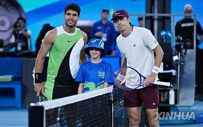 경기 시작 전 기념 촬영을 하는 알카라스(왼쪽)와 디미노어(오른쪽) [신화=연합뉴스]