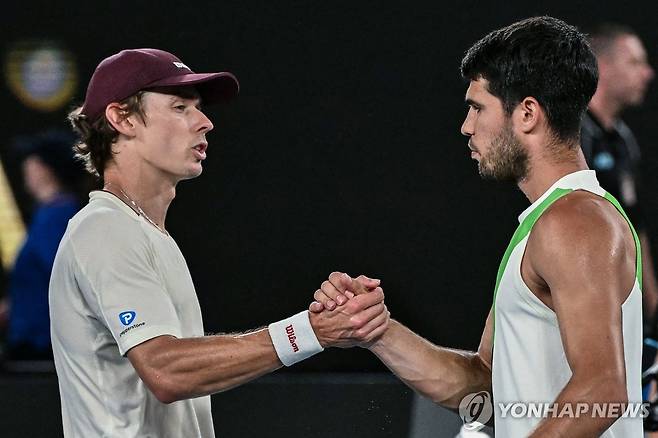 경기 종료 후 악수하는 디미노어(왼쪽)와 알카라스 [AFP=연합뉴스]