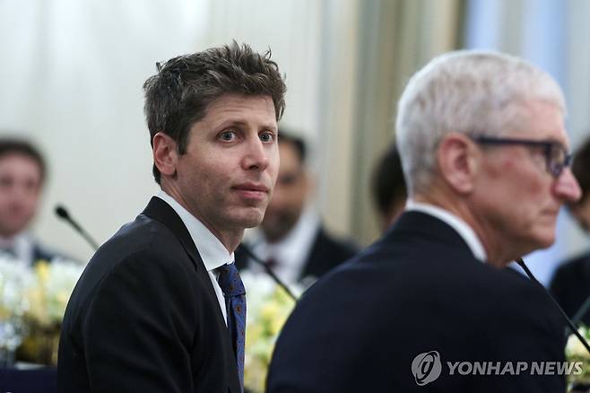 지난해 백악관 만찬에 참석한 샘 올트먼 오픈AI CEO와 팀 쿡 애플 CEO  [EPA 연합뉴스 자료사진. 재판매 및 DB 금지]