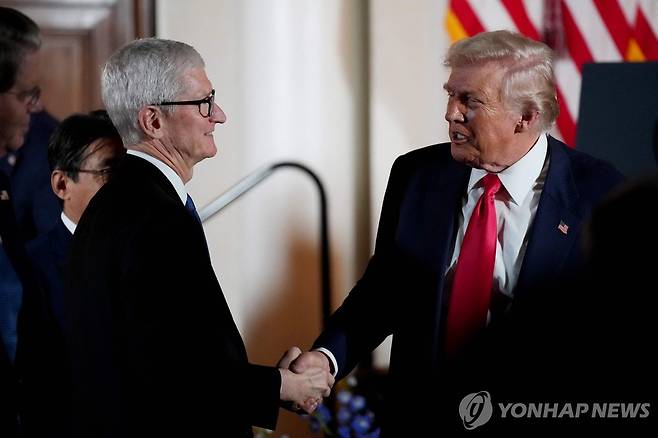 트럼프 대통령과 악수하는 쿡 CEO  [AFP 연합뉴스 자료사진. 재판매 및 DB 금지]