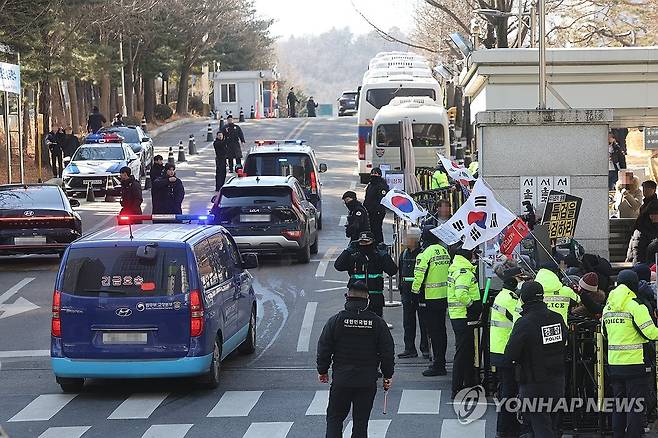 서울중앙지방법원 향하는 호송차 (서울=연합뉴스) 박동주 기자 = 도이치모터스 주가조작 및 통일교 금품수수 등의 혐의로 재판에 넘겨진 김건희 여사에 대한 사법부의 첫 법적 판단이 나오는 28일 김건희 여사가 탄 것으로 추정되는 호송차가 28일 서울 서초구 서울중앙지방법원으로 들어서고 있다. 2026.1.28 pdj6635@yna.co.kr