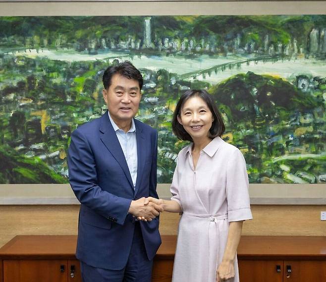 ▲ 하은호(왼쪽) 군포시장이 최호정 서울시의회 의장을 만나 서울 남부기술교육원 부지 인수에 따른 도움을 요청했다.&nbsp;/사진제공=군포시청 &nbsp;