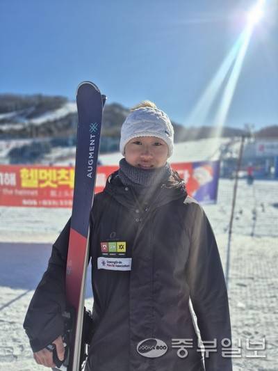 29일 강원 평창 알펜시아리조트에서 열린 제23회 전국장애인동계체육대회 여자 알파인 대회전 IDD(동호인부)서 우승한 정선정(경기도장애인스키협회)이 기념사진을 찍고 있다. 평창=이건우기자