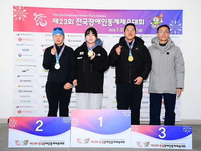 29일 강원도 평창군 알펜시아 바이애슬론센터에서 열린 제23회 전국장애인동계체육대회 여자부 크로스컨트리스키 클래식 4㎞ BLINDING에서 우승하며 3관왕에 오른 봉현채(왼쪽 두번째)가 가이드 윤희준(오른쪽 두번째과 기념사진을 찍고 있다.