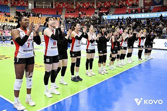 지난 21일 현대건설과의 경기에서 승리 후 관객들에게 인사 중인 페퍼저축은행 선수단. KOVO 제공