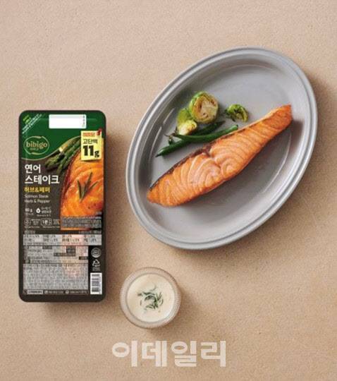 CJ제일제당의 ‘비비고 연어 스테이크’가 출시 한 달 만에 누적 판매량 약 10만 개를 달성했다. (사진=CJ제일제당)