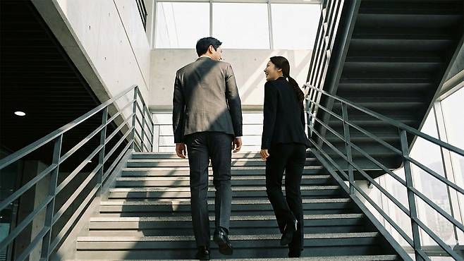 식후 산책이 어려운 경우 엘리베이터 대신 계단을 이용하는 것도 혈당 급상승 예방에 도움이 된다｜출처: Gemini 생성