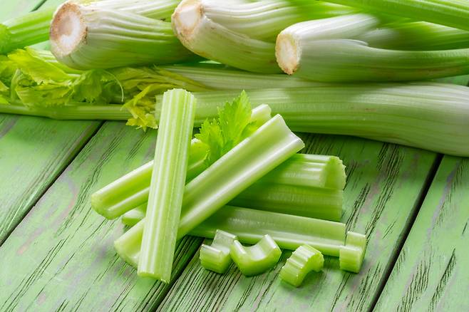저칼로리 채소인 셀러리는 복부 다이어트에 꼭 필요한 식품이다. 사진=게티이미지뱅크