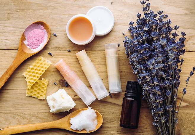 립밤의 핵심 성분인 오일과 왁스 등은 광택제, 윤활유 역할을 한다. 사진=게티이미지뱅크