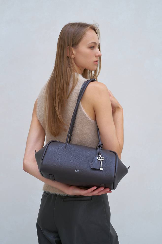 LF는 '롱 핸들 백'(Long Handle Bag)을 2026년을 이끌 가방 트렌드로 선정했다.(LF제공)