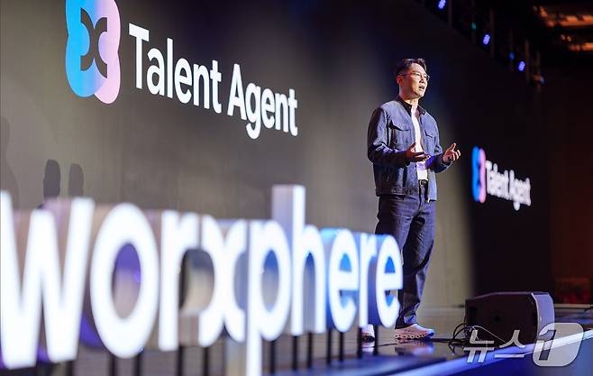 윤현준 잡코리아 대표가 새로운 사명 웍스피어를 소개하고 있다.(잡코리아 제공)