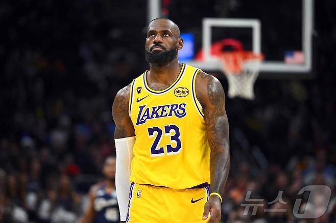 '킹' 르브론, 고향팀과 경기서 뜨거운 눈물…어쩌면 마지막일 수도