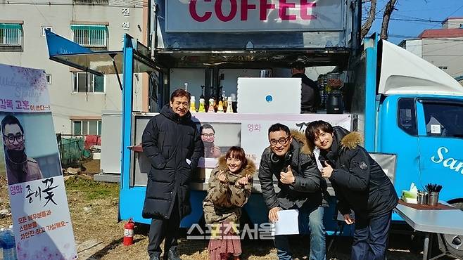 영화 종이꽃 촬영 당시 현장 모습. 고훈 감독과 배우 안성기를 비롯한 배우들이 함께한 촬영장의 한 장면.