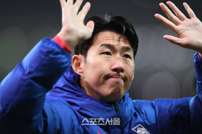 손흥민이 18일 서울월드컵경기장에서 열린 남자축구 국가대표 평가전 가나와 경기 후 관중에 인사를 하고 있다. 2025. 11. 18. 상암 | 최승섭기자 thunder@sportsseoul.com