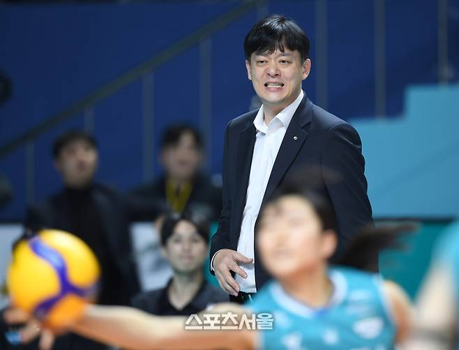 GS칼텍스 이영택 감독이 23일 서울 장충체육관에서 열린 2025~2026 V-리그 도로공사와 경기를 지켜보고 있다.  2025. 12. 23. 장충 | 최승섭기자 thunder@sportsseoul.com