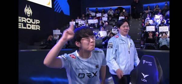 28일 DRX가 서울 종로 롤파크 LCK 아레나에서 열린 2026 LCK컵 그룹 배틀 3주차 슈퍼 위크 경기에서 브리온을 상대로 힘겨운 승리를 거뒀다.(DRX UCAL 승리 세레모니_ DRX & 브리온 = 3:2) /사진=네이버 치지직 라이브영상 캡처