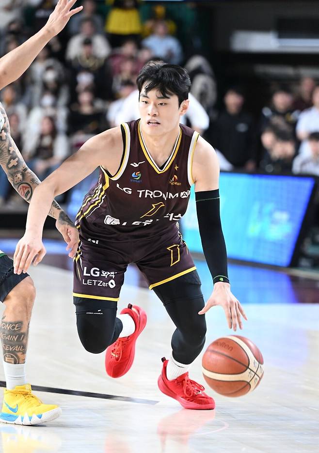창원LG 유기상이 지난 27일 창원체육관에서 열린 원주DB와의 2025-2026 LG전자 프로농구 정규리그 경기에서 드리블하고 있다. /사진=KBL