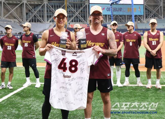 23일 서울 고척스카이돔에서 키움과 롯데의 주중 3연전 두 번째 경기가 열린다. 동료들 기념 사인 유니폼 들고 포즈를 취하고 있는 웰스. 고척=송정헌 기자songs@sportschosun.com/2025.07.23/