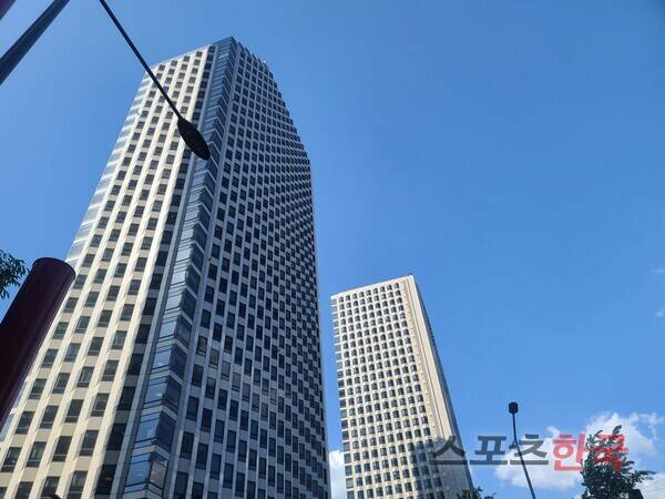 LG화학 본사가 위치한 서울 여의도 트윈타워 전경 ⓒ홍성완 기자