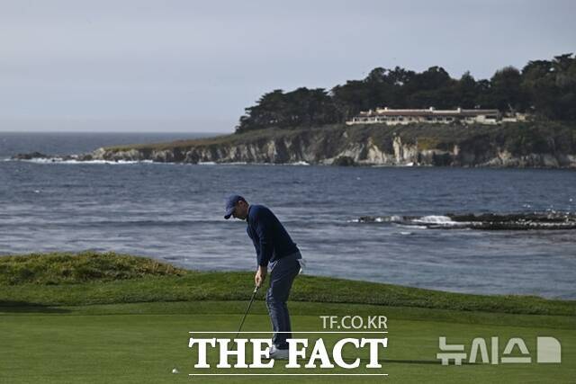 로리 맥길로이가 지난해 AT&T 페블비치프로암 최종라운드 4번홀에서 퍼팅을 하는 모습. 맥길로이는 올해 이 대회에 디펜딩챔피언으로 참가한다./AP.뉴시스