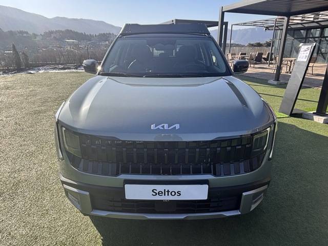 지난 28일 강원 춘천시에서 열린 '디 올 뉴 셀토스' 시승 행사에서 스타맵 시그니처 라이팅을 적용한 신형 셀토스가 현장에 전시돼 있다. /황지향 기자