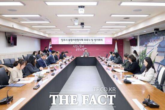 경기 양주시가 지난 28일 '2026년 제1기 양주시 통합지원협의체 위촉식 및 정기회의'를 개최하고 2026년 통합돌봄사업 실행 계획에 대한 심의를 진행하고 있다. /양주시