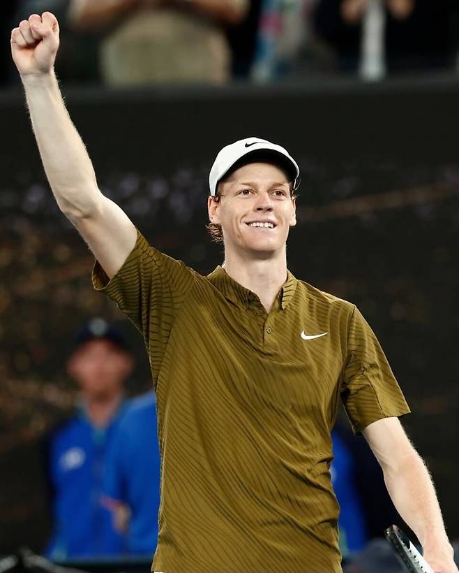 야닉 시너가 28일 2026 호주오픈 남자단식 8강전에서 벤 셸튼을 잡은 뒤 좋아하고 있다. 사진 호주오픈