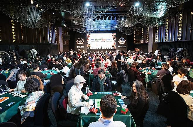 마인드 스포츠의 대명사인 브리지의 국내 시즌 첫 대회인 제8회 반얀트리 컵이 역대 최대 규모로 알려 성황을 이뤘다. 한국브리지협회 제공