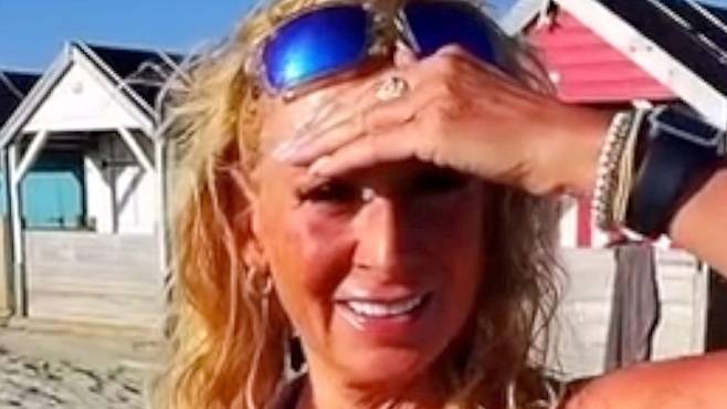 스마트 선글라스를 쓴 남성은 해변에 있던 킴에게 접근했다