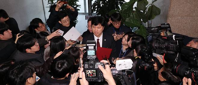 우재준 국민의힘 청년최고위원이 29일 오전 서울 여의도 국회에서 최고위원회의를 마친 뒤 취재진 질문에 답하고 있다. /뉴시스