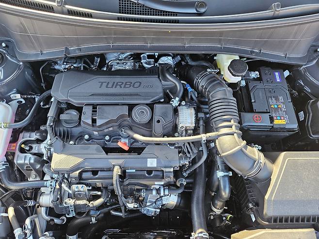 기아 디 올 뉴 셀토스 내연기관 모델의 엔진룸. /김지환 기자