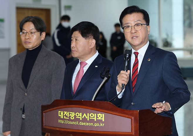 조원휘 대전시의회 의장과 홍성현 충남도의회 의장이 29일 대전시의회에서 대전·충남 행정통합 관련 공동 기자회견을 열고 있다. 김영태 기자